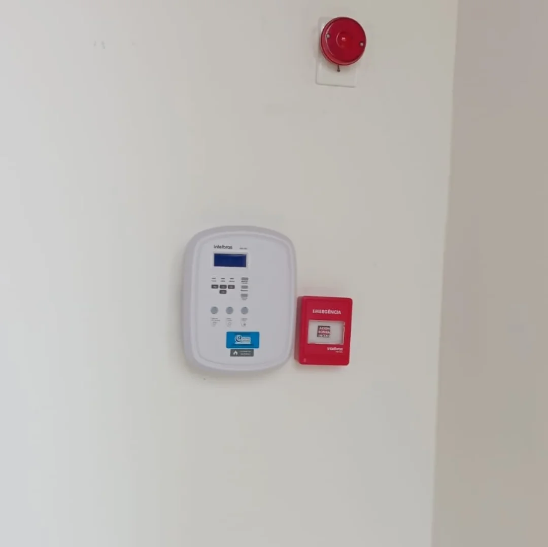 Central de alarme de incêndio Intelbras instalada com acionador manual de emergência e sirene audiovisual