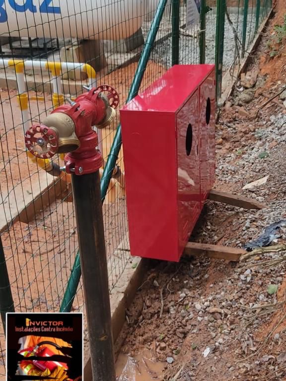 Hidrante de recalque externo com abrigo vermelho instalado pela Invictor