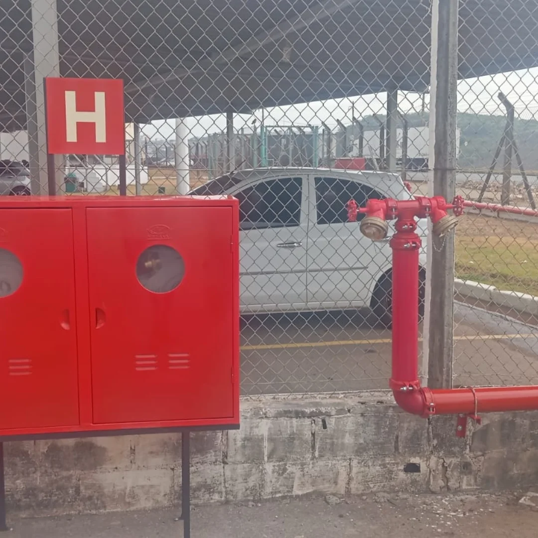 Hidrante duplo externo com sinalização H em portaria de empreendimento