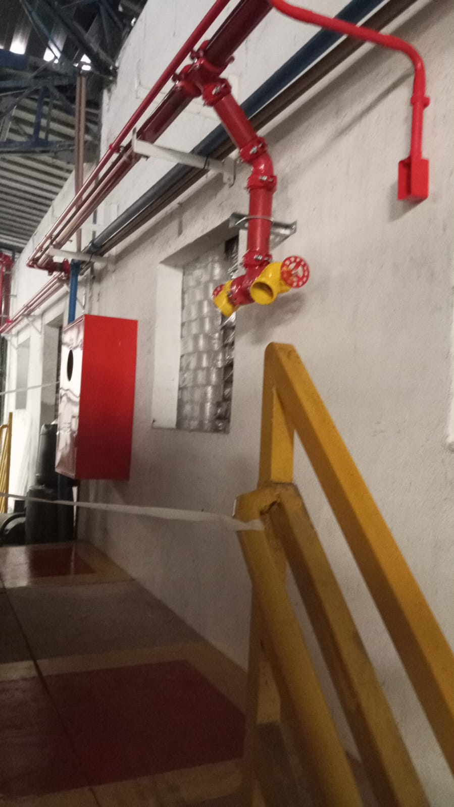 Válvula de governo grooved amarela em rede de combate a incêndio industrial