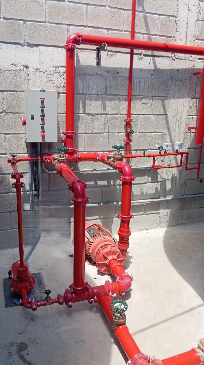 Skid completo de bombas de incêndio com painel de comando e válvulas grooved projetado pela Invictor