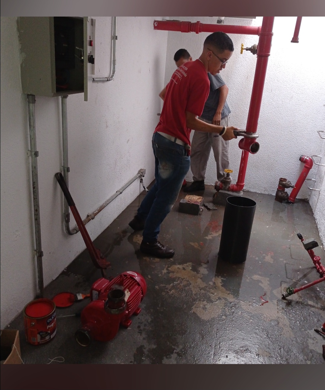 Equipe Invictor executando instalação de tubulação vermelha em casa de bombas