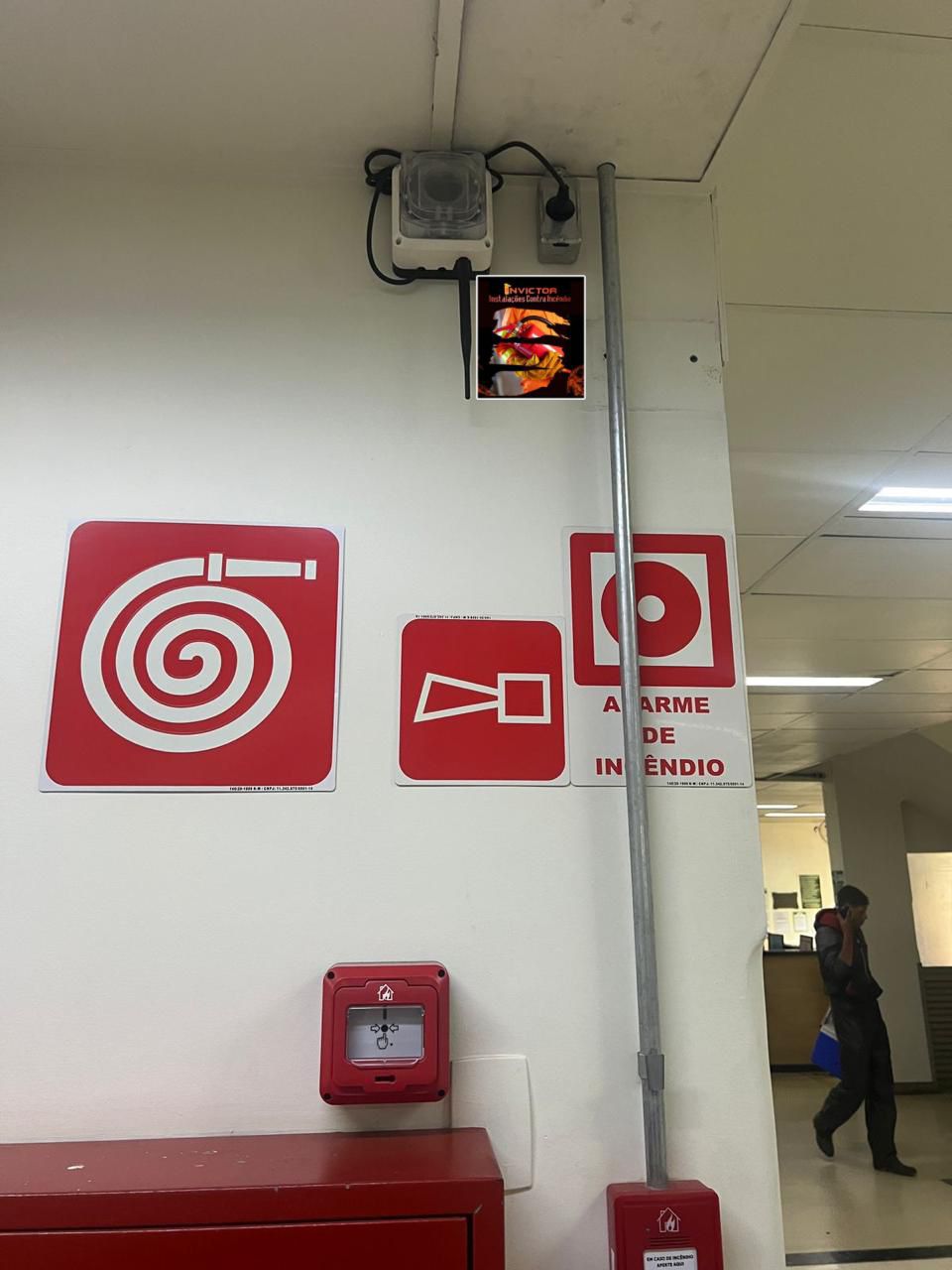 Sinalização normativa de hidrante e alarme com sirene audiovisual instalada no teto